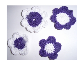 4 Häkelblumen  handmade gehäkelt Set Häkelapplikationen Aufnäher lila - weiß