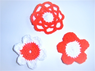 3 Häkelblumen  handmade gehäkelt Set Häkelapplikationen Aufnäher rot-weiß