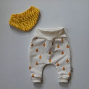 Babyset DROPS 2-teilig  Musselinhalstuch Pumphose für Baby zimtbienchen     - Handarbeit kaufen