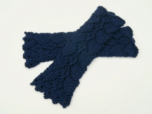 Armstulpen dunkelblau marine  Wollemischung handgestrickt Lochmuster filigran - Handarbeit kaufen