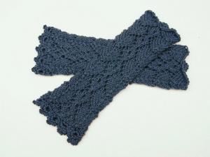 Armstulpen blau jeansblau Wollemischung handgestrickt Lochmuster filigran  - Handarbeit kaufen
