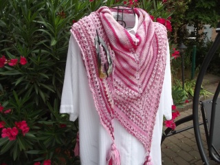 Handgestricktes Schultertuch / Dreieckstuch / Stola *Rosalie * aus 75% Wolle (Merinowolle)25%Polyamid 5256.180816.112601_dreieckstcher019