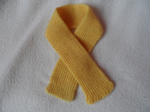 Babyschal, Kinderschal gestrickt, gelb, 50 cm lang und 6 cm breit. 