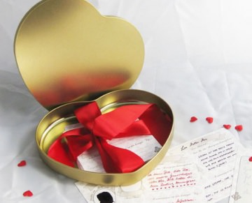 Gästebuch-Karten in einer ♡ -Herzdose - ♡ mit roter Satinschleife