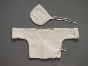 Gestrickte naturfarbene Babyjacke im Kimonostil für Neugeborene aus weichem Microfasergarn - als Geschenk vormerken - Größe 50-56 (0 - 2 Monate)