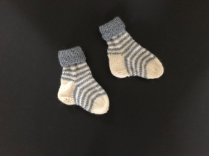 Handgestrickte niedliche Babysocken aus weicher Wolle - ein tolles Mitbringsel - Fußlänge 10 - 11 cm   (0 - 3 Monate) 