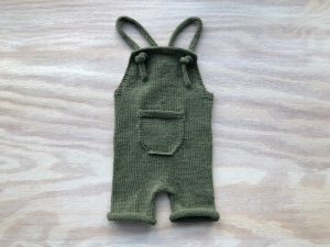 Verkauft - Handgestrickte Latzhose für Neugeborene aus weicher Wolle (Merino) in olivegrün - die sollte man unbedingt kaufen - Größe 56 (0 - 1 Monat)