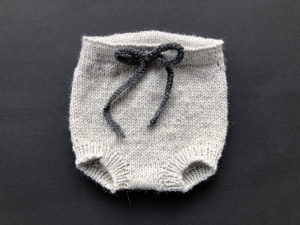 Handgestrickte Windelhose für Neugeborene aus Wolle in hellgrau - einfach bezaubernd  (Größe 50 - 56 = 0 - 2 Monate)
