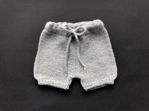  Verkauft - Gestrickte Babyshorts aus weicher Wolle (Merino) in hellgrau - einfach anziehen und wohlfühlen  (Größe 68 - 74 = 6 - 9 Monate)    