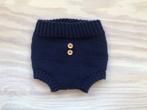 Gestrickte Babyshorts aus weicher Wolle (Merino) in marineblau - einfach anziehen und wohlfühlen  (Größe 62 - 68 = 4 - 6 Monate) - Handarbeit kaufen