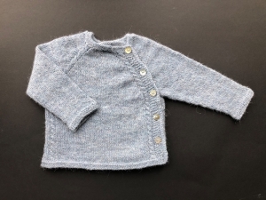 Verkauft - Seitlich geknöpfter Babypullover in nebelblau aus weicher Alpacawolle handgestrickt - ein schönes Geschenk - Größe 62-68 (3 - 6 Monate) 