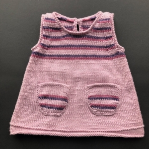 Muster - Entzückendes Kleidchen für Babys in zartem rosé - handgestrickt aus weicher Wolle (Merino) - Größe 56 - 62 (0 - 3 Monate) 