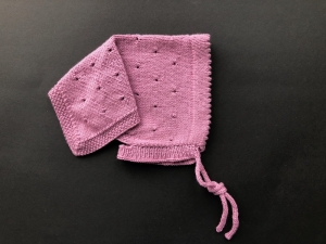 Verkauft - Handgestricktes Kopftuch für Babys in altrosa mit kleinem Lochmuster - eine tolle Geschenkidee - KU 45 - 48 cm  