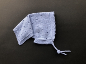 Kommission - Handgestricktes Kopftuch für Babys in hellblau mit kleinem Lochmuster - eine tolle Geschenkidee - KU 45 - 48 cm   