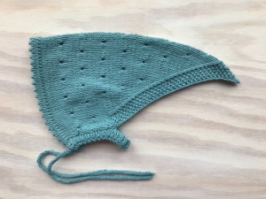 Verkauft - Handgestricktes Kopftuch für Babys in hellgrün mit kleinem Lochmuster - eine tolle Geschenkidee - KU 45 - 48 cm   