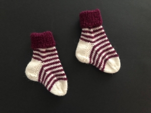 Handgestrickte niedliche Babysocken aus weicher Wolle - ein tolles Mitbringsel - Fußlänge 10 - 11 cm   (0 - 3 Monate)    - Handarbeit kaufen