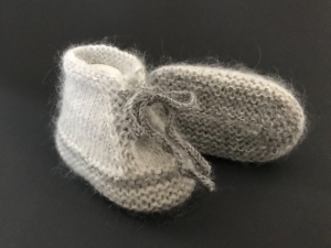 Verkauft - Handgestrickte Turnschuhe für Babys aus weicher Wolle in grau - ein tolles Geschenk - Fußlänge ca. 10 - 11  cm (0 - 3 Monate)  