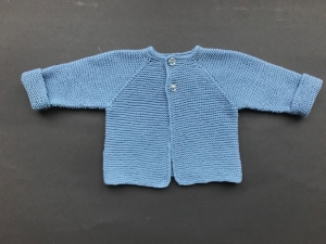 Verkauft - Handgestrickte Babyjacke für Neugeborene aus weichem Baumwollgarn - Größe 52 - 56 (0 - 2 Monate)