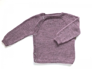 Verkauft - Seitlich geknöpfter Babypullover in rosa-grau meliert - aus weicher Wolle (Merino) handgestrickt - ein schönes Geschenk - Größe 68-74 (6 - 9 Monate)