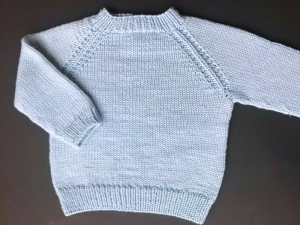 Verkauft - Wunderschöner Babypullover in eisblau - handgestrickt aus weicher Wolle (Merino) - Größe: 68 - 74 (6 - 9 Monate)