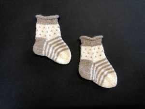 Kommission - Handgestrickte niedliche Babysocken aus weicher Wolle - ein tolles Mitbringsel - Fußlänge 10 - 11 cm (0 - 3 Monate) 