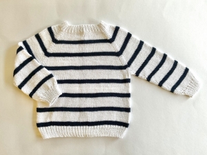 Kommission - Einfach geringelt - maritimer Babypullover - weiß mit dunkelblauen Streifen - Größe 74 - 80 (9 - 12 Monate)