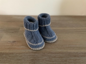 Babybooties aus weicher Wolle - ein tolles Geschenk zur Geburt - Fußlänge ca. 10 - 11  cm (0 - 3 Monate)    - Handarbeit kaufen