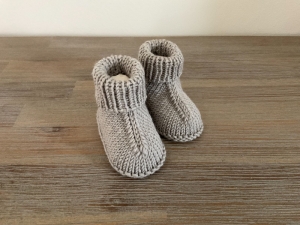 Verkauft - Babybooties aus weicher Wolle - ein tolles Geschenk zur Geburt - Fußlänge ca. 10 - 11  cm (0 - 3 Monate)    