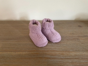 Verkauft - Babybooties aus weicher Wolle - ein tolles Geschenk zur Geburt - Fußlänge ca. 10 - 11  cm (0 - 3 Monate)  