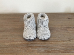 Verkauft - Babybooties aus weicher Wolle - ein tolles Geschenk zur Geburt - Fußlänge ca. 10 - 11  cm (0 - 3 Monate)   