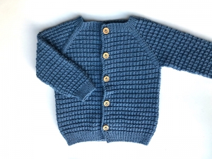 Verkauft - Handgestrickte Babyjacke in jeansblau - unbedingt kaufen für den nächsten Spaziergang  Größe 74 - 80 (9 - 12 Monate)