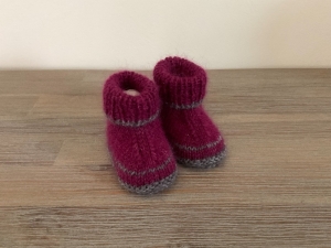  Kommission - Handgestrickte warme Babybooties aus weicher Wolle in dunkelrot - ein tolles Geschenk - Fußlänge ca. 10 cm  (0 - 3 Monate)  