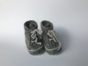 Kommission - Handgestrickte warme Turnschueh aus weicher Wolle in grau - ein tolles Geschenk - Fußlänge ca. 10 cm  (0 - 3 Monate)  