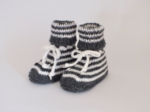 Kommission - Handgestrickte geringelte Babybooties aus weicher Wolle - ein tolles Geschenk - Fußlänge ca. 10 cm (0 - 3 Monate)  
