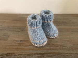 Verkauft - Handgestrickte warme Babybooties aus weicher Wolle in hellblau - ein tolles Geschenk - Fußlänge ca. 10 - 11 cm (0 - 3 Monate)  