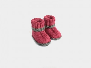 Kommission - Handgestrickte Booties für Babys aus weicher Wolle in dunkelrot - ein tolles Geschenk - Fußlänge ca. 10 - 11  cm (0 - 3 Monate)   