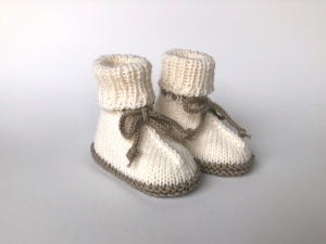 Kommission - Naturfarbene Babybooties aus weicher Wolle  - ein tolles Geschenk zur Geburt - Fußlänge ca. 10 - 11  cm (0 - 3 Monate)     