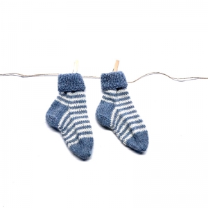  Handgestrickte niedliche Babysocken aus weicher Wolle - ein tolles Mitbringsel - Fußlänge 10 - 11 cm  (0 - 3 Monate)   