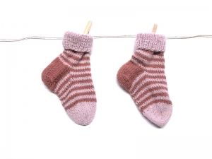 Kommission - Handgestrickte niedliche Babysocken aus weicher Wolle - ein tolles Mitbringsel - Fußlänge 10 - 11 cm  (0 - 3 Monate)   