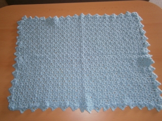 Decke gehäkelt aus weicher Wolle hellblau für Teddys/Puppen