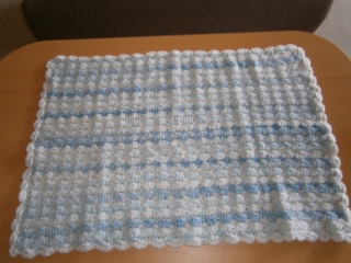 Decke gehäkelt verschiedene Blautöne aus weicher Wolle für Teddys/Puppen