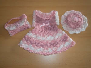Häkelkleid mit Häkelhut und Häkeltasche rosa-weiß für Teddys/Puppen