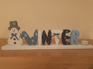 Winterlicher Schriftzug mit süßem Schneemann aus Holz