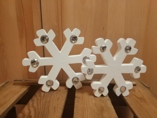 Liebevoll gefertigte Schneeflocke aus Holz, große Version