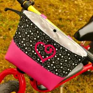 Genähte Lenkertasche, Fahrradtasche, mit Klettverschluss und Wachstuch, Schwarz/Pink, Herz, Lederimitat - Handarbeit kaufen