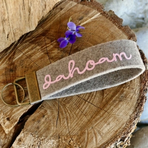 Schlüsselanhänger, Geschenk zum Einzug, Unikat, Schlüsselband aus Wollfilz mit Aufschrift Filzanhänger, Dahoam, beige/rosa 