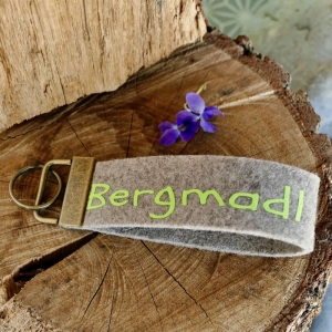 Schlüsselanhänger, Geschenk zum Einzug, Unikat, Schlüsselband aus Wollfilz mit Aufschrift Filzanhänger, Bergmadl, beige/grün    - Handarbeit kaufen
