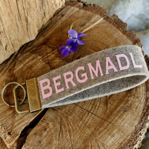 Schlüsselanhänger, Geschenk zum Einzug, Unikat, Schlüsselband aus Wollfilz mit Aufschrift Filzanhänger, Bergmadl, beige/rosa    - Handarbeit kaufen