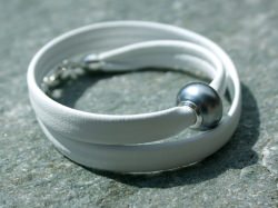 Wickelarmband weißes Nappa-Leder 925er Silber Perle Muschelkern grau weich edel elegant schlicht 