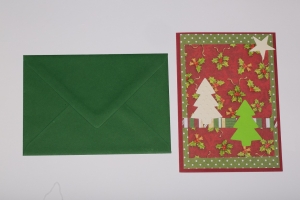 Handgemachte weihnachtliche Grußkarte mit Tannenbäumchen in Grün und Weinrot